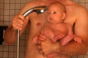 Массаж делает папа под душем